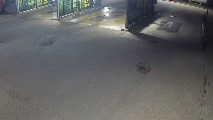 A Kőrösi úti Autómosó megvilágított telephelye este, a helyszínen készült felvételről.