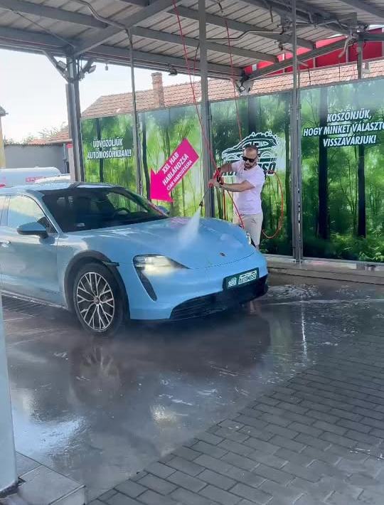 Habos mosás közben egy autó a Kőrösi úti Autómosó fedett boxában.
